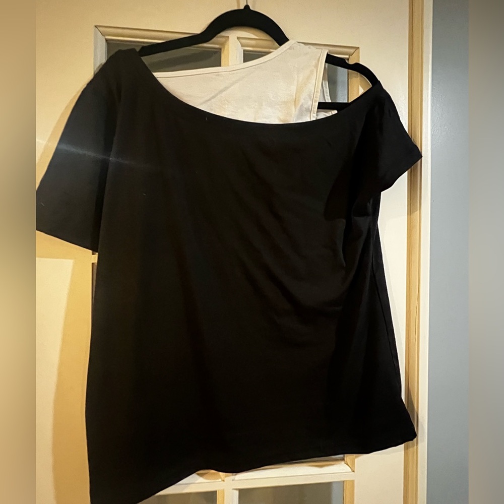 NWOT - cute one shoulder tee!